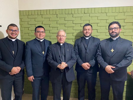 Los diáconos salesianos y al centro, Monseñor Víctor Hugo Palma.