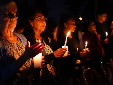 La Vigilia Pascual inicia con la bendición del fuego que se comparte a los fieles.