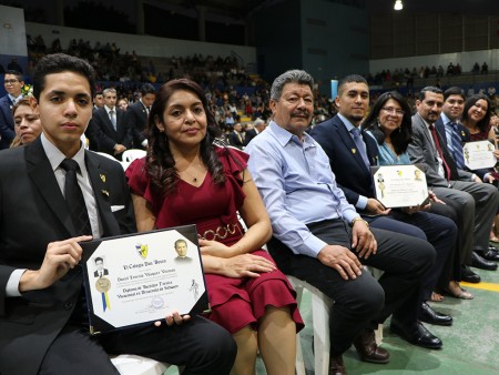 Los jóvenes bachilleres celebraron su graduación junto a sus familias.