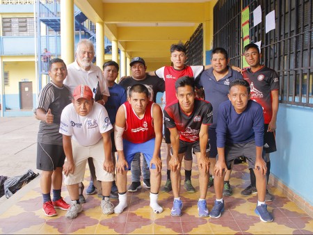 El padre Leo, junto a un equipo participante del torneo de fútbol.