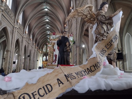 Carroza en honor a Don Bosco de la parroquia de san Nicolás en Xela, Guatemala.
