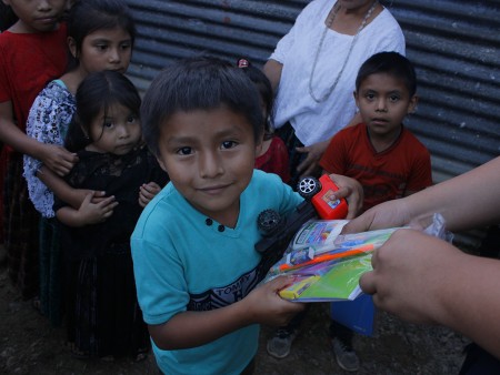 La entrega de los útiles escolares se realizó después de la celebración de la eucaristía en cada una de las comunidades que se visitaron.