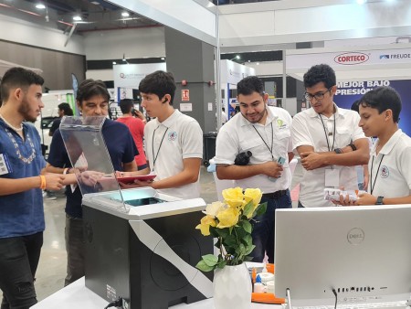 Estudiantes del ITDB en la expomáquina 2023.