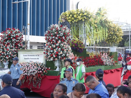 La feligresía participó de la procesión con mucha devoción y alegría.