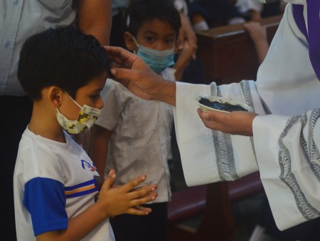 La comunidad educativa participó con devoción en el rito de la imposición de la ceniza.