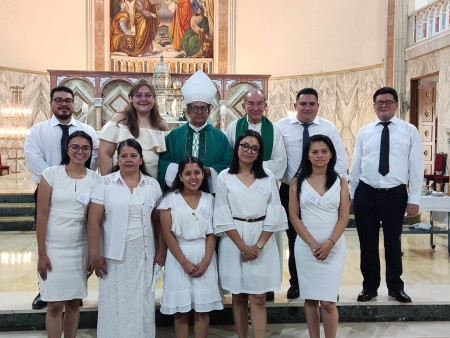 9 adultos recibieron el sacramento de la confirmación.
