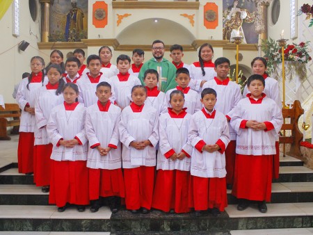 El padre Carlos, junto a los acólitos de la parroquia Salesiana de San Pedro Carchá