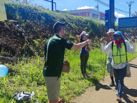 Los peregrinos mostraban alegría ante la generosidad de los jóvenes del MJS.