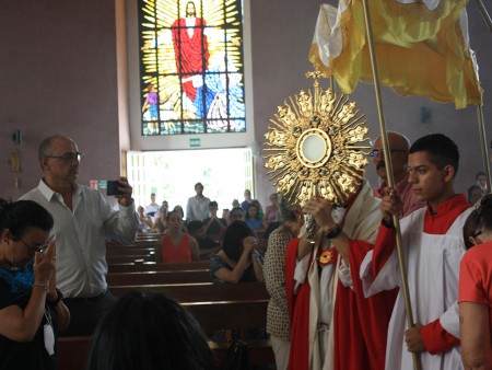 Los estudiantes y colaboradores recibieron con amor, devoción y respeto la visita del Santísimo Sacramento de Jesús