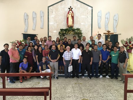 El padre Edward de la O junto a los colaboradores de la imprenta Ricaldone.