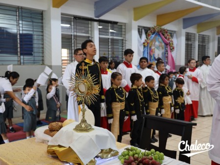 “Bendito y alabado sea mi Jesús Sacramentado” fue vitoreado por los estudiantes del Colegio Salesiano Santa Cecilia en la procesión de Corpus Christi.