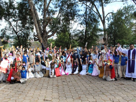 Los niños y jóvenes cargaron la cruz, meditaron, oraron y cantaron mientras recordaban el camino de Jesús hacia la Cruz.