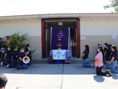 Colaboradores del Centro Escolar de Ciudadela vivieron con fervor el viacrucis.