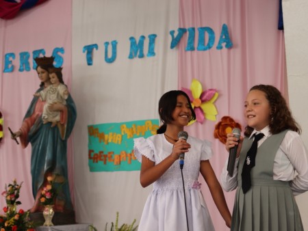 Alumnas de la Escuela parroquial Domingo Savio dedicando un poema a la madre del cielo