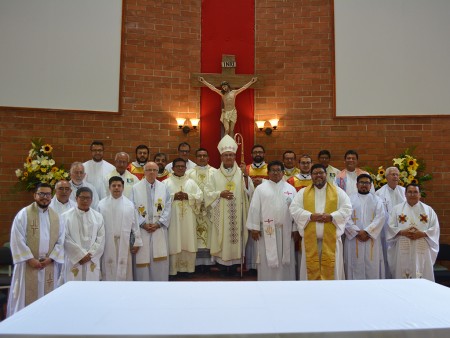 Salesianos de Don Bosco y Monseñor Valenzuela junto al nuevo sacerdote Salesiano, Marcos Velásquez.