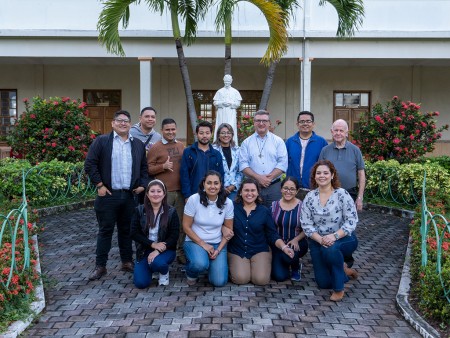 El padre Cámpoli junto a los comunicadores de las presencias salesianas en El Salvador.