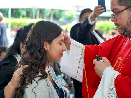 Los jóvenes confirmaron su fe que desde su bautismo se ha ido formando en ellos.