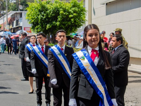 La participación de los estudiantes en el desfile cívico es signo del compromiso que la institución tiene por los valores patrios.