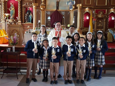 Los niños y sus familias se mostraron muy contentos con la ceremonia. Para muchos de ellos, fue un día inolvidable.