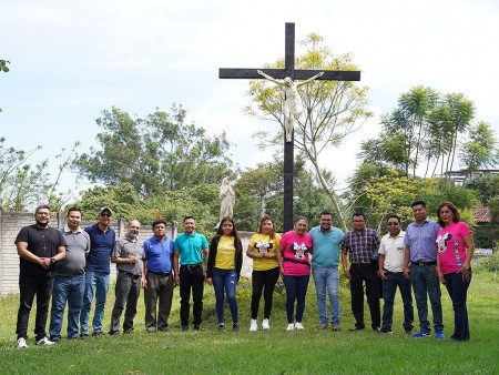 Integrantes de los ministerios de Alabanza de la Inspectoría CAM junto al padre Carlos, responsable de la animación de parroquias.