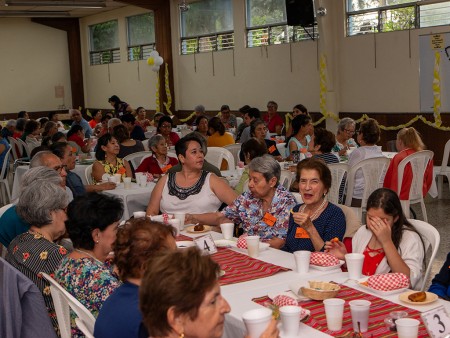 Los catequizandos del sacramento de la Confirmación compartieron con los adultos mayores de la parroquia San Juan Bosco.