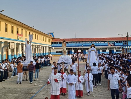 Estudiantes del Colegio Salesiano Don Bosco de Masaya participando en la procesión del encuentro durante la celebración de Pascua