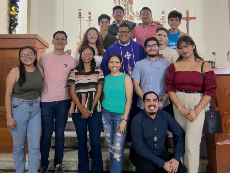 El padre Guillermo Escobar, SDB, comparte un momento de alegría y cercanía con jóvenes de la obra salesiana de Masaya durante la celebración de su primer aniversario de ordenación sacerdotal.