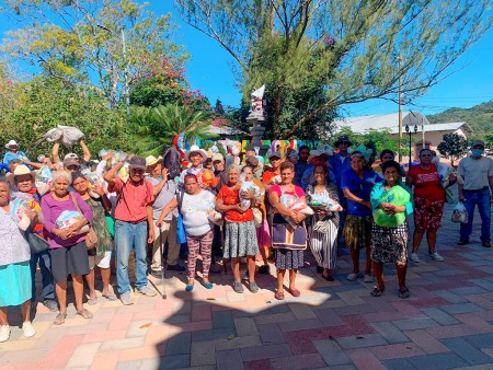 Beneficiarios que recibieron el paquete de v&iacute;veres.