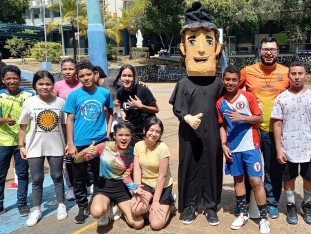 La comunidad educativa del Técnico Don Bosco celebró con alegría la fiesta de San Juan Bosco.