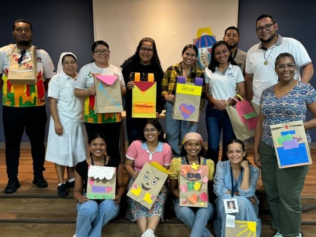 Animadores del Movimiento Juvenil Salesiano en el retiro espiritual guiado por sor Marianela Muñoz, FMA.