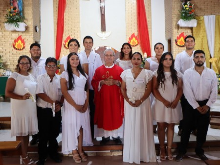 Doce adultos reciben el sacramento de la Confirmación en la iglesia de San Benito de Palermo.