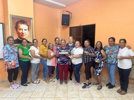 La celebración del Día de las Madres en la Parroquia María Auxiliadora de Comayagüela, donde se reconoció el esfuerzo y la dedicación de las madres presentes con un detalle dulce.