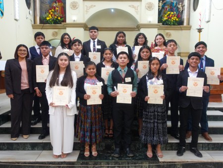 Un grupo de j&oacute;venes, parte de los 130 confirmados, posa en el altar de la parroquia salesiana de San Pedro Carch&aacute; tras recibir el sacramento de la Confirmaci&oacute;n, acompa&ntilde;ados por la alegr&iacute;a y el respaldo de su comunidad.
