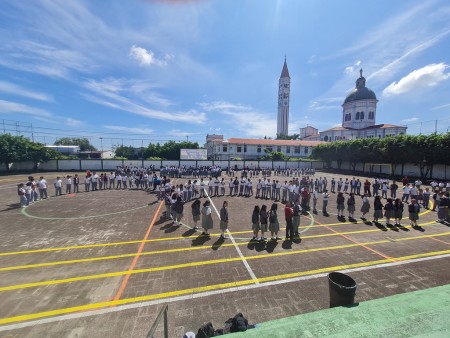 Los estudiantes de la Escuela Salesiana Domingo Savio identifican los puntos de encuentro durante el simulacro ante terremotos. 