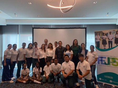 Estudiantes del Instituto Técnico Don Bosco junto a personalidades de la fundación Juan Pablo II benefactor de becas educativas. 