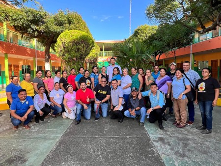 El padre Marcelo Navarrete, animador vocacional con los colaboradores de la obra de Masaya.