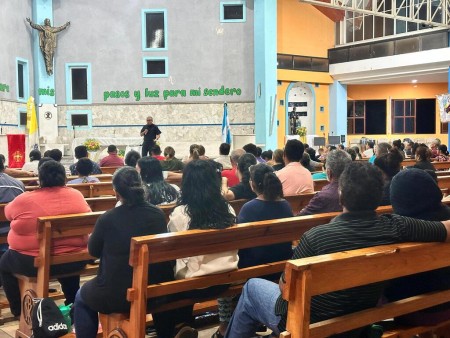 El padre Octavio Díaz imparte uno de los temas durante la Semana de Estudio Bíblico en la Parroquia María Auxiliadora, Comayagüela.