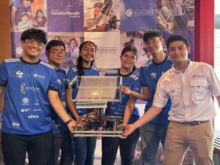 Grupo de jóvenes de FUSALMO que representarán a El Salvador en FIRST Global, una competencia mundial de Robótica a finales de septiembre en Atenas, Grecia.
