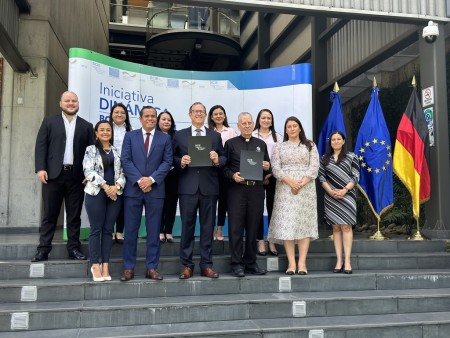 Representantes de las entidades donantes y FUSALMO muestran su compromiso con el bienestar de los jóvenes del país, impulsando una plataforma de comercio virtual para MIPYMES salvadoreñas.
