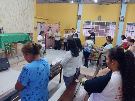 Los misioneros de la Parroquia María Auxiliadora participan activamente en las dramatizaciones y oraciones durante la jornada de capacitación, preparándose para su misión evangelizadora de octubre.