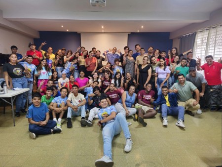 Miembros del Movimiento Juvenil Salesiano posan juntos durante la asamblea previa a las elecciones del consejo directivo 2024-2027.