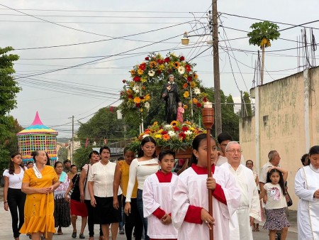 Fieles de la Colonia Itzá participan con devoción en la procesión en honor a San Vicente de Paúl, recorriendo las calles principales en un acto de fe y unidad comunitaria.