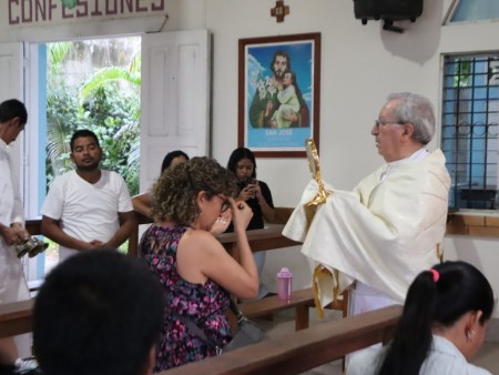 Feligreses de la parroquia de Petén se reúnen en oración durante el triduo en honor al cumpleaños de la Virgen María.