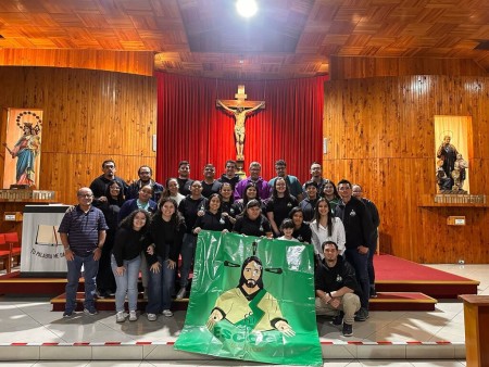 Jóvenes del grupo Escoge al cierre del retiro 2025 en la Ciudad de los Niños, Cartago.