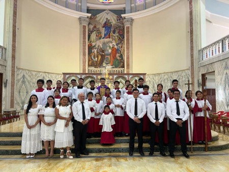 Los nuevos bautizados celebran con alegría su ingreso a la vida cristiana durante la ceremonia en la Parroquia Salesiana María Auxiliadora Don Rúa.
