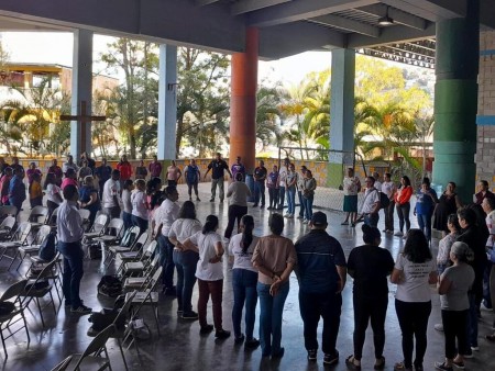 Participantes del taller "El Servicio con amor, como Jesús Buen Pastor" realizan una dinámica durante la jornada formativa en la Parroquia María Auxiliadora, fortaleciendo la comunión entre las diversas comunidades pastorales.