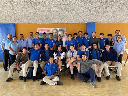 Estudiantes de 12º Bachillerato Técnico Profesional en Informática comparten un momento de convivencia junto al padre rector y sus docentes, celebrando el inicio de la etapa de prácticas profesionales.