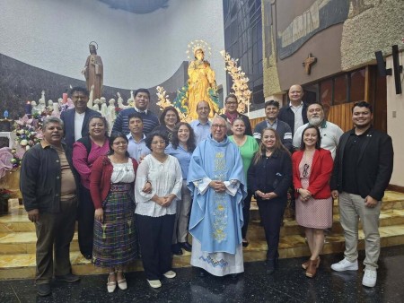 Salesianos Cooperadores del Centro Don Bosco renuevan con alegría su Promesa en el Santuario Nacional Expiatorio de Guatemala.