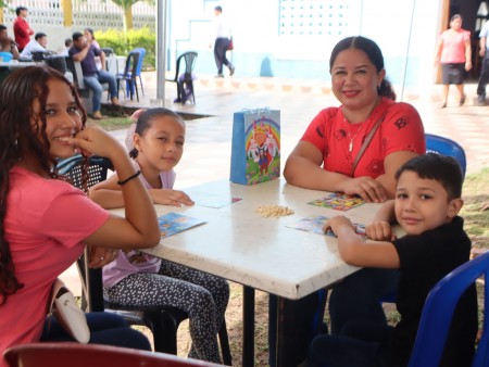Feligreses de la Parroquia San Benito de Palermo participan con entusiasmo en la loter&iacute;a familiar.
