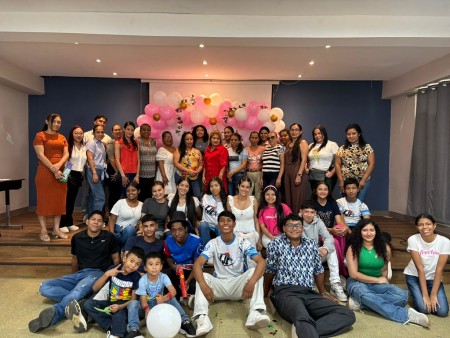Las mamás compartieron una celebración que las hizo sentirse reconocidas y acompañadas, fortaleciendo la relación entre familias y jóvenes.